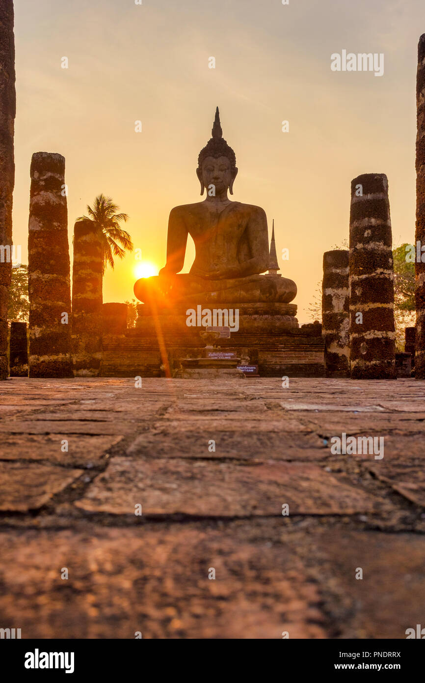 Buddha in den Ruinen von Wat Mahathat, Sukhothai Historical Park, Thailand Stockfoto