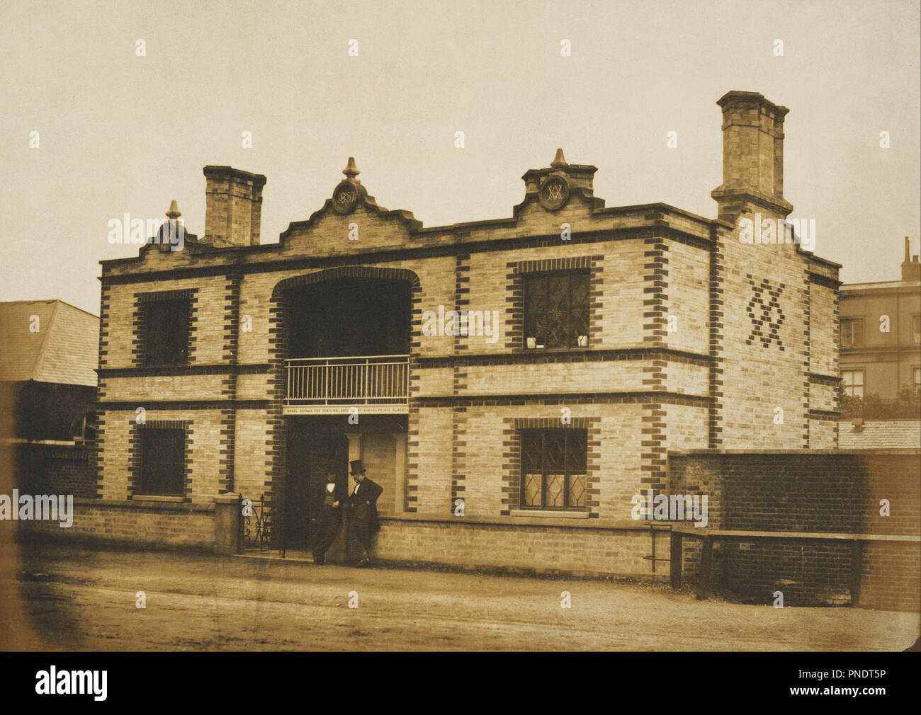Die große Ausstellung, 1851: Modell Haus für Familien von Prince Albert. Datum/Zeitraum: 1851. Foto. Gesalzene Papier drucken. Höhe: 156 mm (6.14 in); Breite: 218 mm (8.58 in). Autor: Claude-Marie Ferrier. Stockfoto