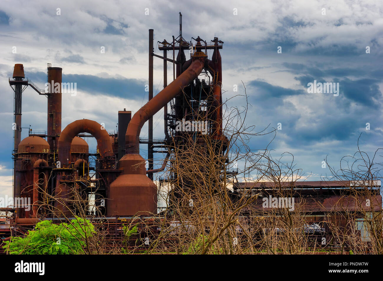 Abendlicht und bewölktem Himmel erweiterte das alte Stahlwerk in Ashland, Kentucky. Stockfoto