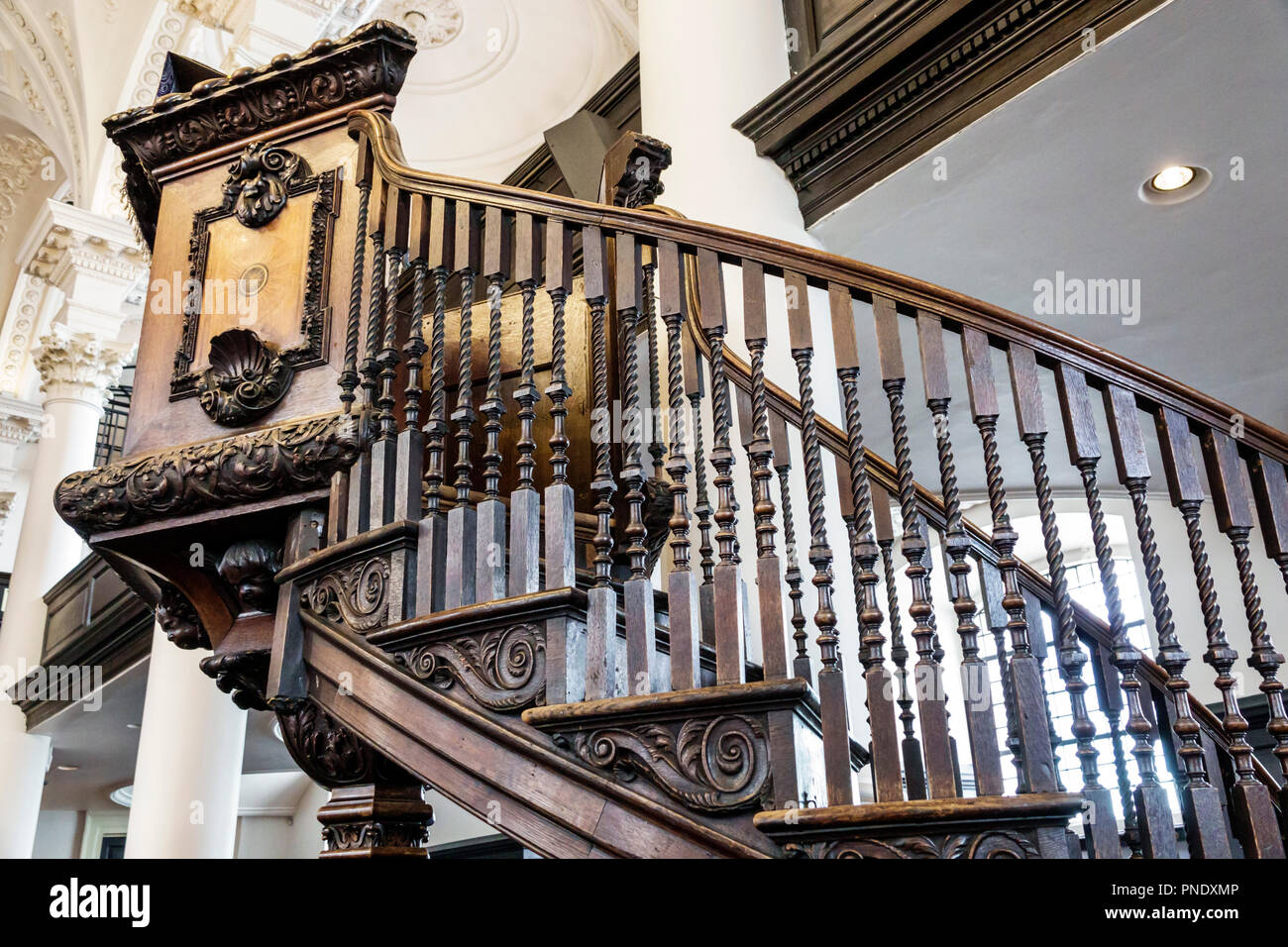London England, Großbritannien, Westminster, St. Saint Martin in the Fields, anglikanische Kirche Kathedrale, innen, geschnitzte Holzkanzel Rednerpult, UK GB English Europe Stockfoto