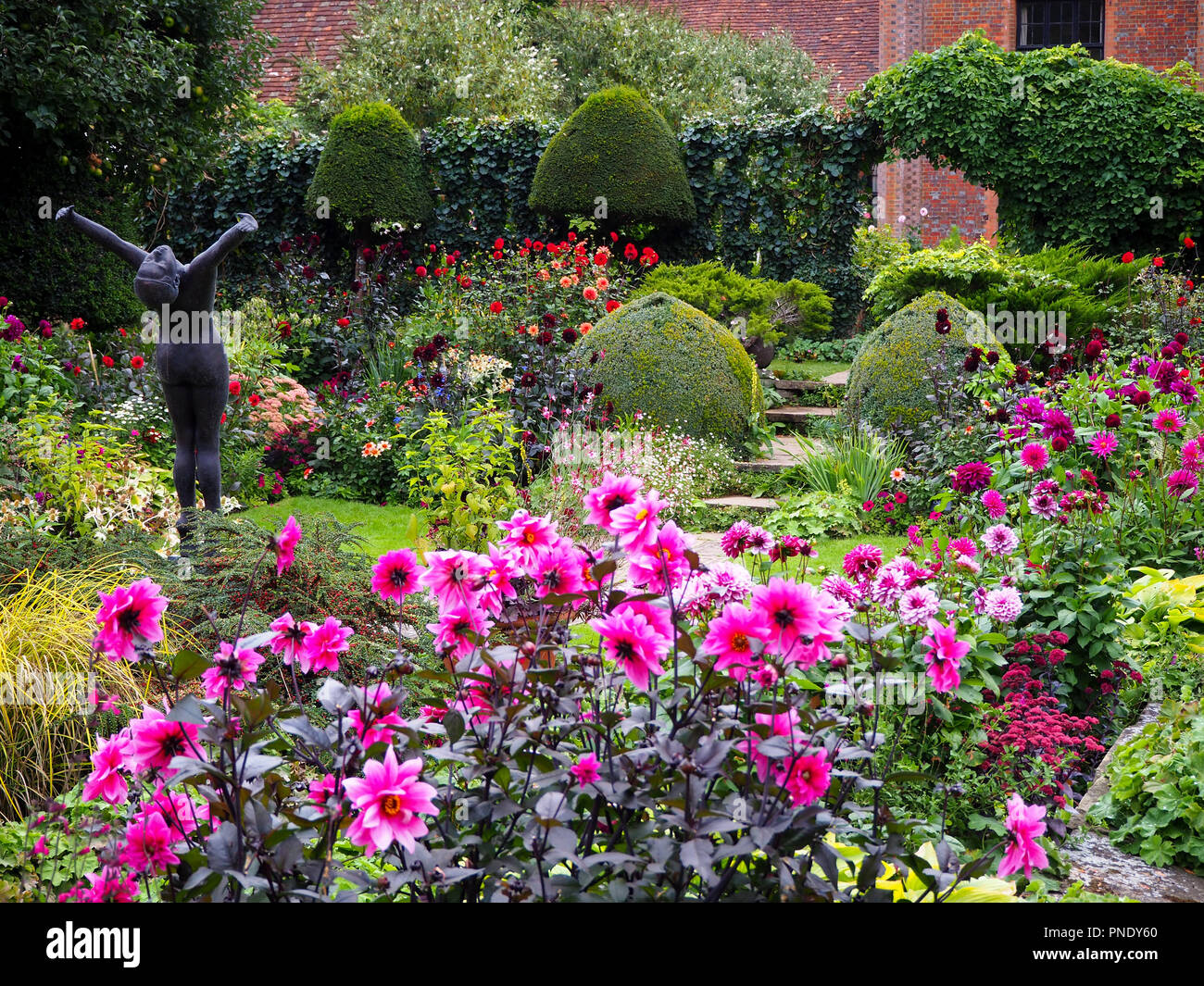 Chenies Manor Sunken Garden im Spätsommer voll bunter Dahlien. Chenies, Buckinghamshire. Stockfoto