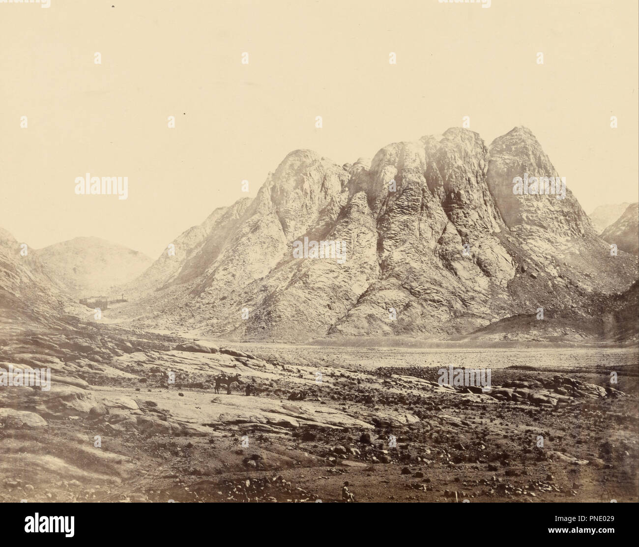 Mount Horeb, Sinai. Datum/Zeitraum: 1858. Drucken. Eiklar Silber. Höhe: 364 mm (14.33 in); Breite: 465 mm (18.30 in). Autor: Francis Frith. Stockfoto