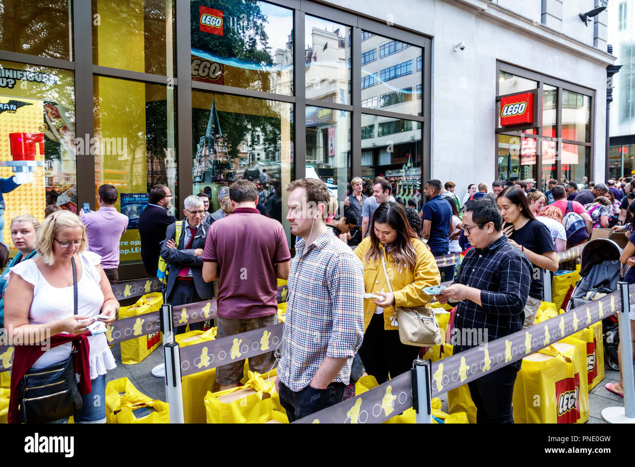 London England, Großbritannien, Leicester Square, Lego Store, Kunststoff-Bauspielzeug Marke, Shopping Shopper Shopper Shop Geschäfte Markt Märkte Markt Kauf s Stockfoto