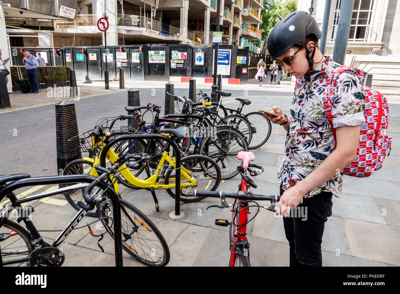 London England, Großbritannien, Großbritannien Großbritannien, Leicester Square, Radfahren Fahrrad Fahrräder Radfahren Reiten Fahrrad Fahrer Fahrrad Fahrräder, Parkplatz, Junge b Stockfoto