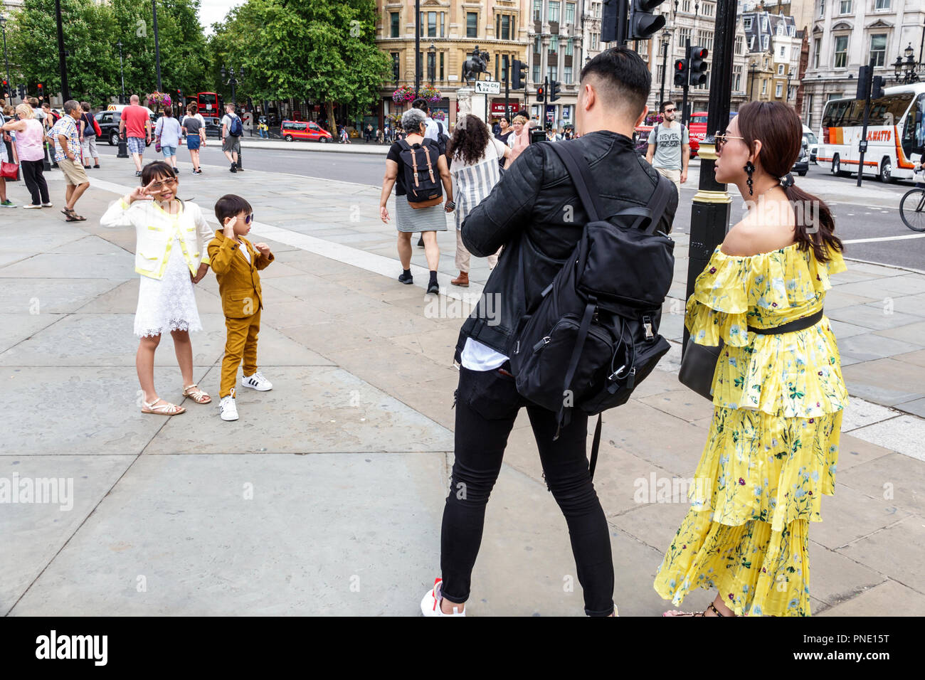 London England, Großbritannien, Großbritannien Großbritannien, Trafalgar Square, öffentliche plaza, Asiaten Ethnische Immigranten Minderheit, Erwachsene Erwachsene Frau wome Stockfoto