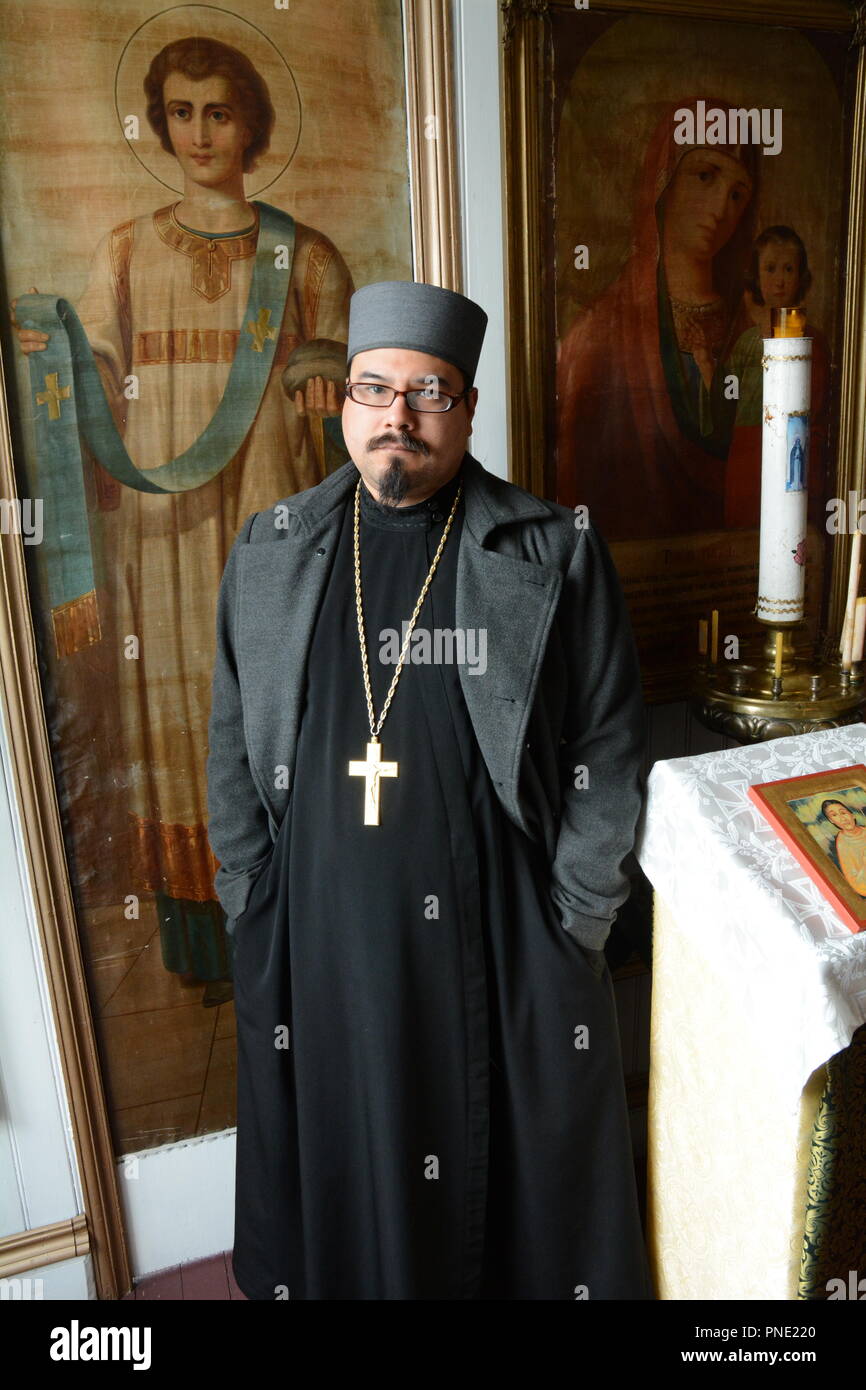 Eine Aleut Priester der Kirche des Heiligen Himmelfahrt, einem Gebäude aus dem 19. Jahrhundert Orthodoxe Kirche von Russen gebaut, Unalaska Insel Archipel, Aleuten, Alaska. Stockfoto