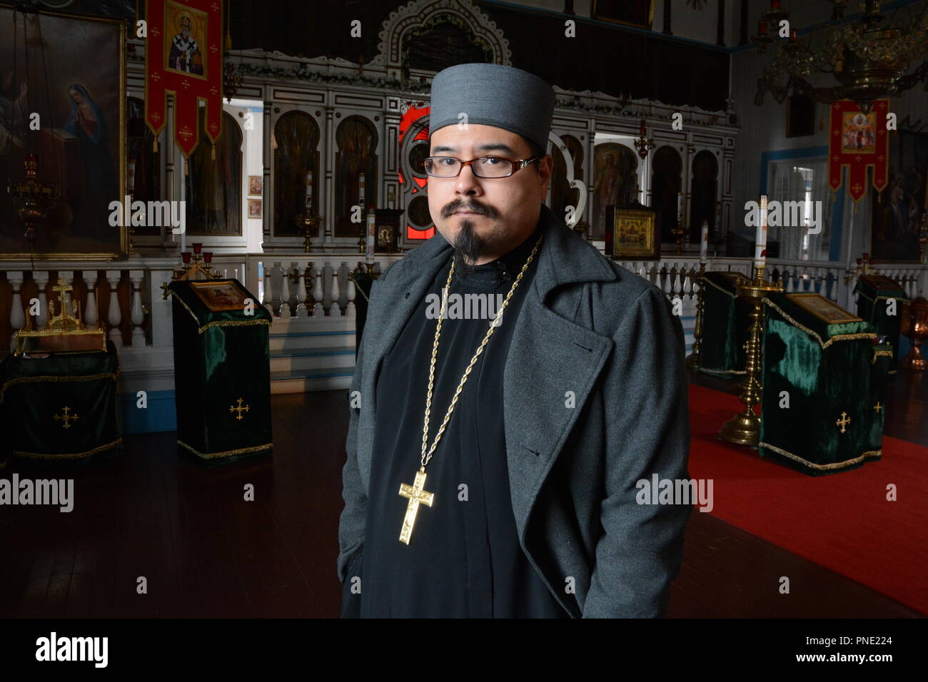 Eine Aleut Priester der Kirche des Heiligen Himmelfahrt, einem Gebäude aus dem 19. Jahrhundert Orthodoxe Kirche von Russen gebaut, Unalaska Insel Archipel, Aleuten, Alaska. Stockfoto