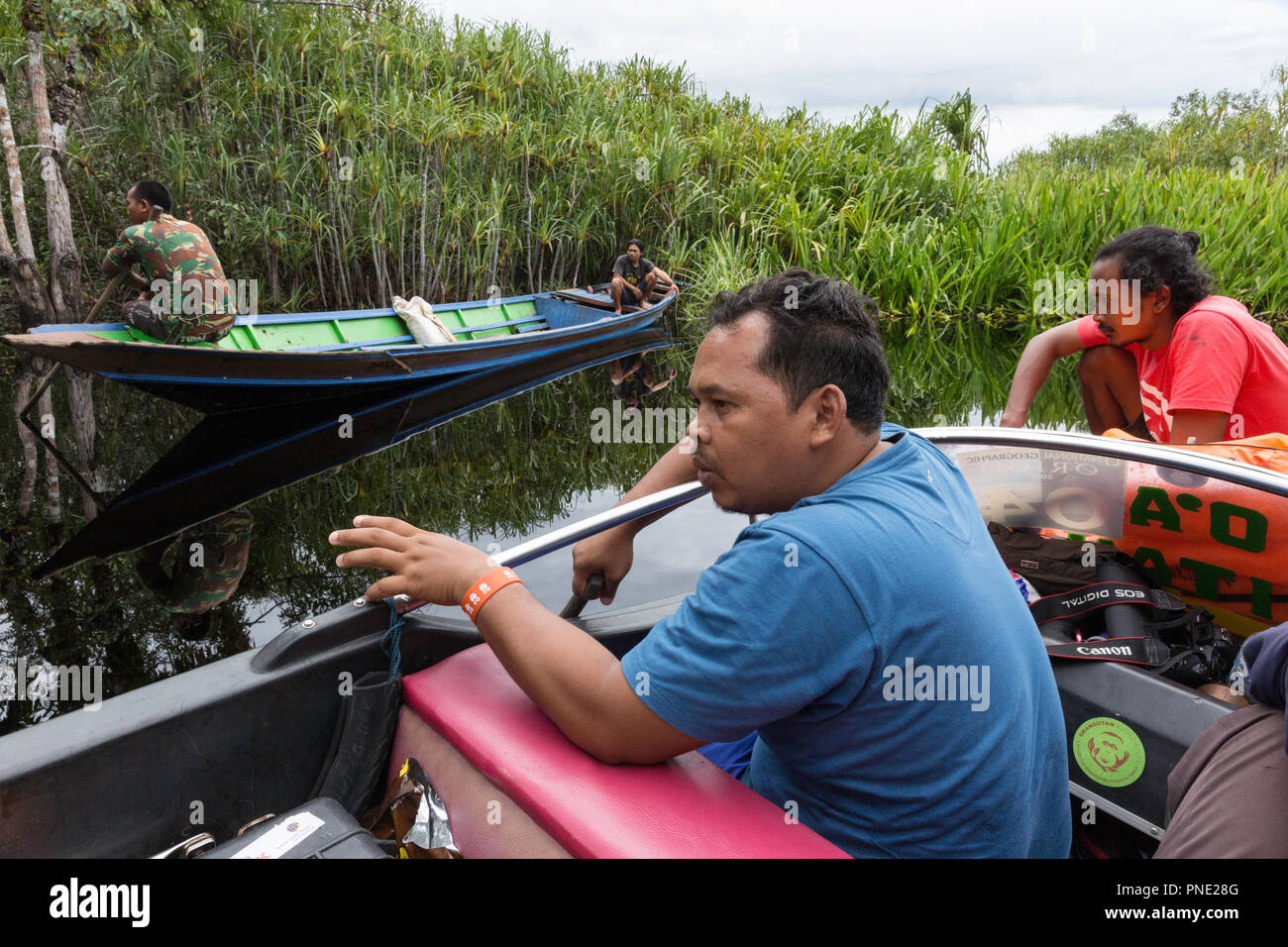 Park Rangers auf der Buluh Kecil Fluss, Tanjung Puting Nationalpark, Borneo, Indonesien. Stockfoto
