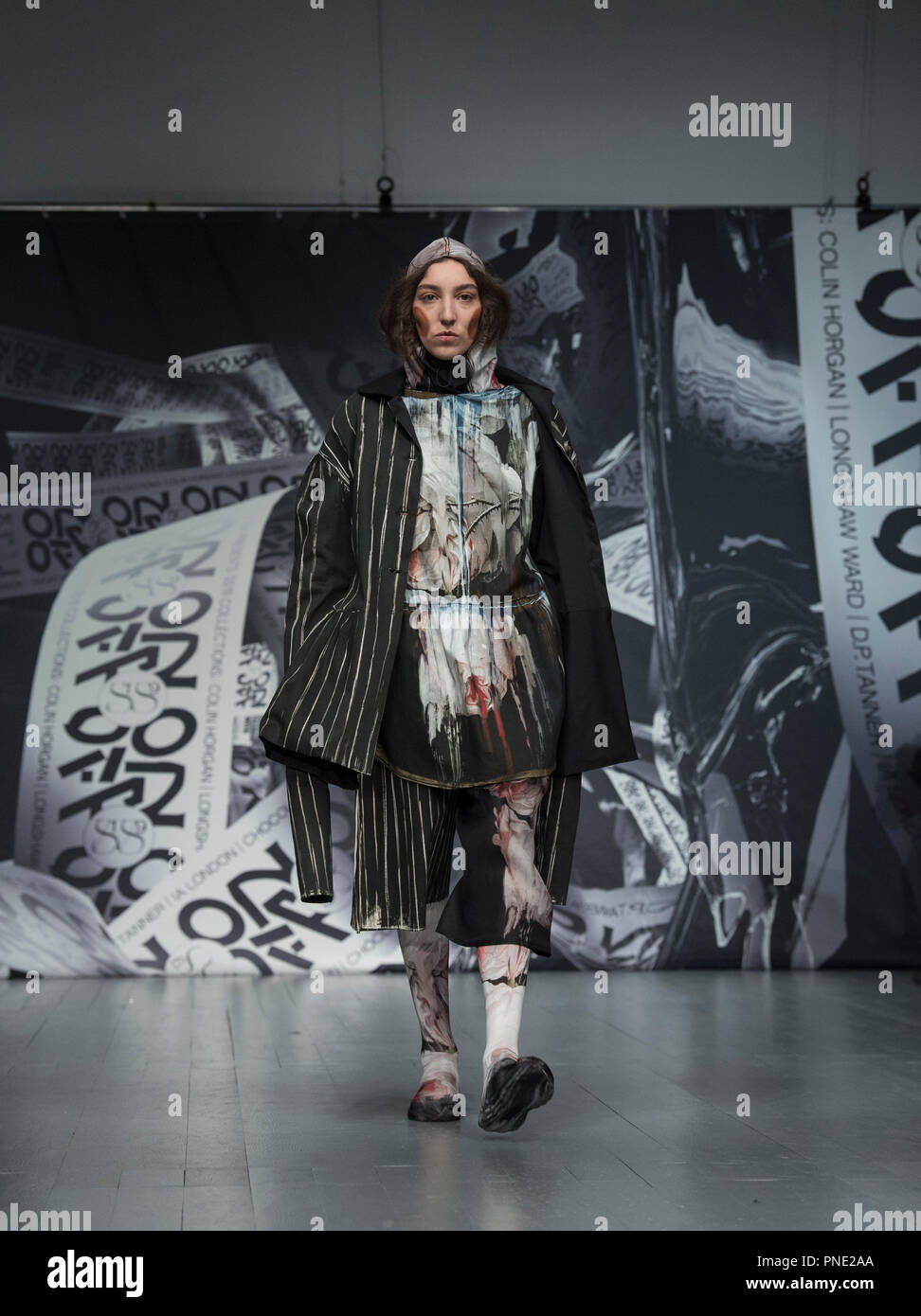 Über die Geschenke SS 19 IA LONDON. Modell GEHEN AUF DEM CATWALK AUF DER LONDON FASHION WEEK, Dienstag 18. SEPTEMBER 2019, 180 The Strand Stockfoto