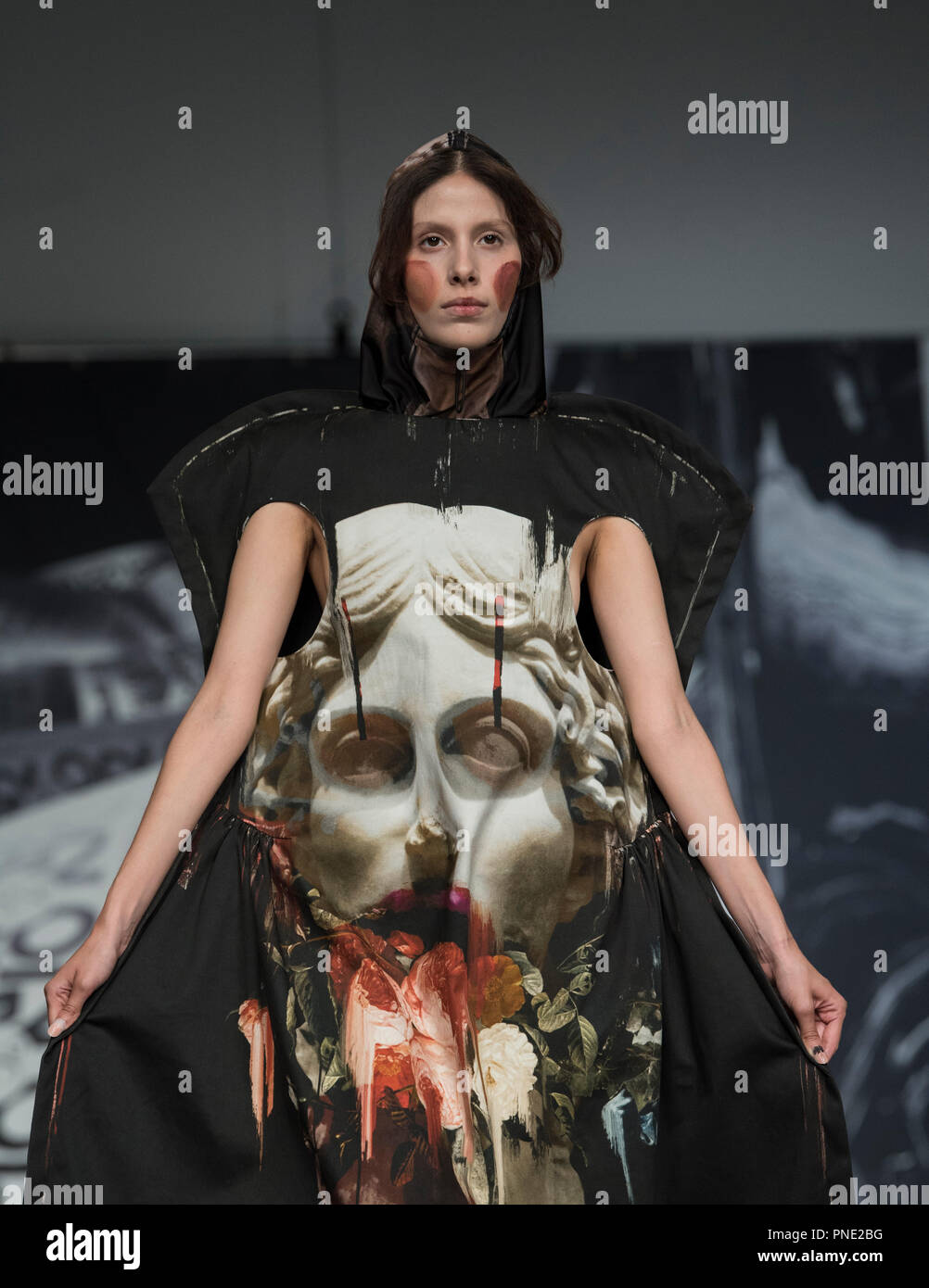 Über die Geschenke SS 19 IA LONDON. Modell GEHEN AUF DEM CATWALK AUF DER LONDON FASHION WEEK, Dienstag 18. SEPTEMBER 2019, 180 The Strand Stockfoto