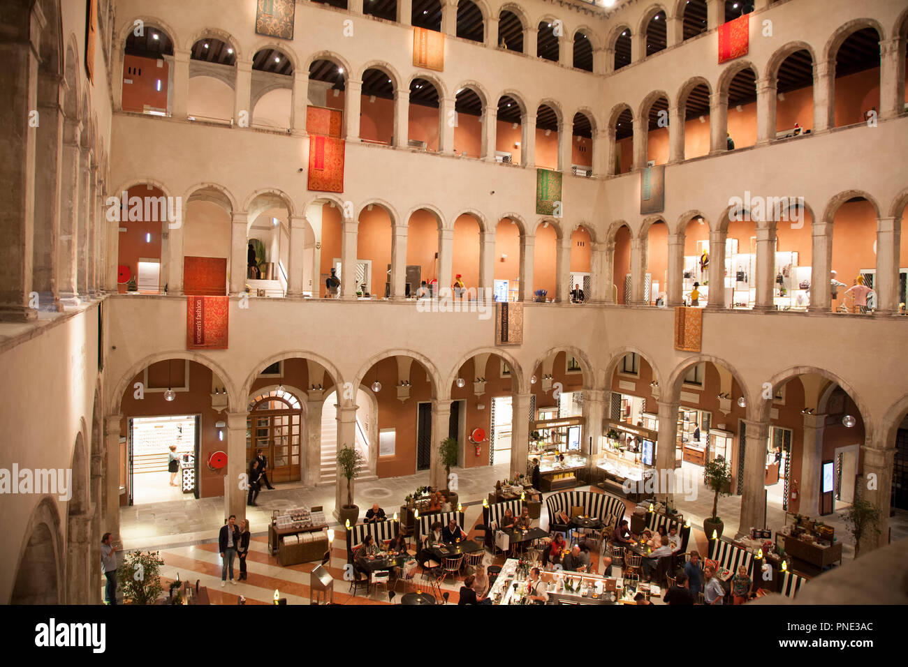 Calle del Fontego dei Tedeschi ein upscale Mall in Venedig Italien Stockfoto
