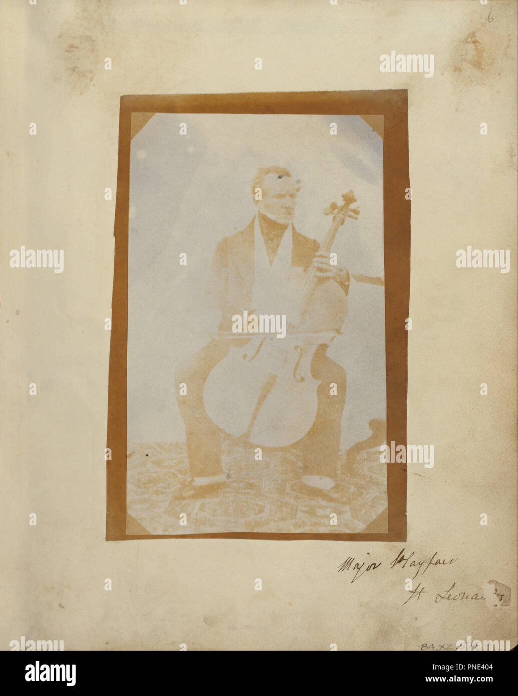 Major Hugh Lyon Playfair. Datum/Zeit: Ca. 1843. Drucken. Salz, aus einem calotype negativ. Höhe: 146 mm (5.74 in); Breite: 91 mm (3.58 in). Thema: Unbekannte Teekocher, Engländer. Stockfoto