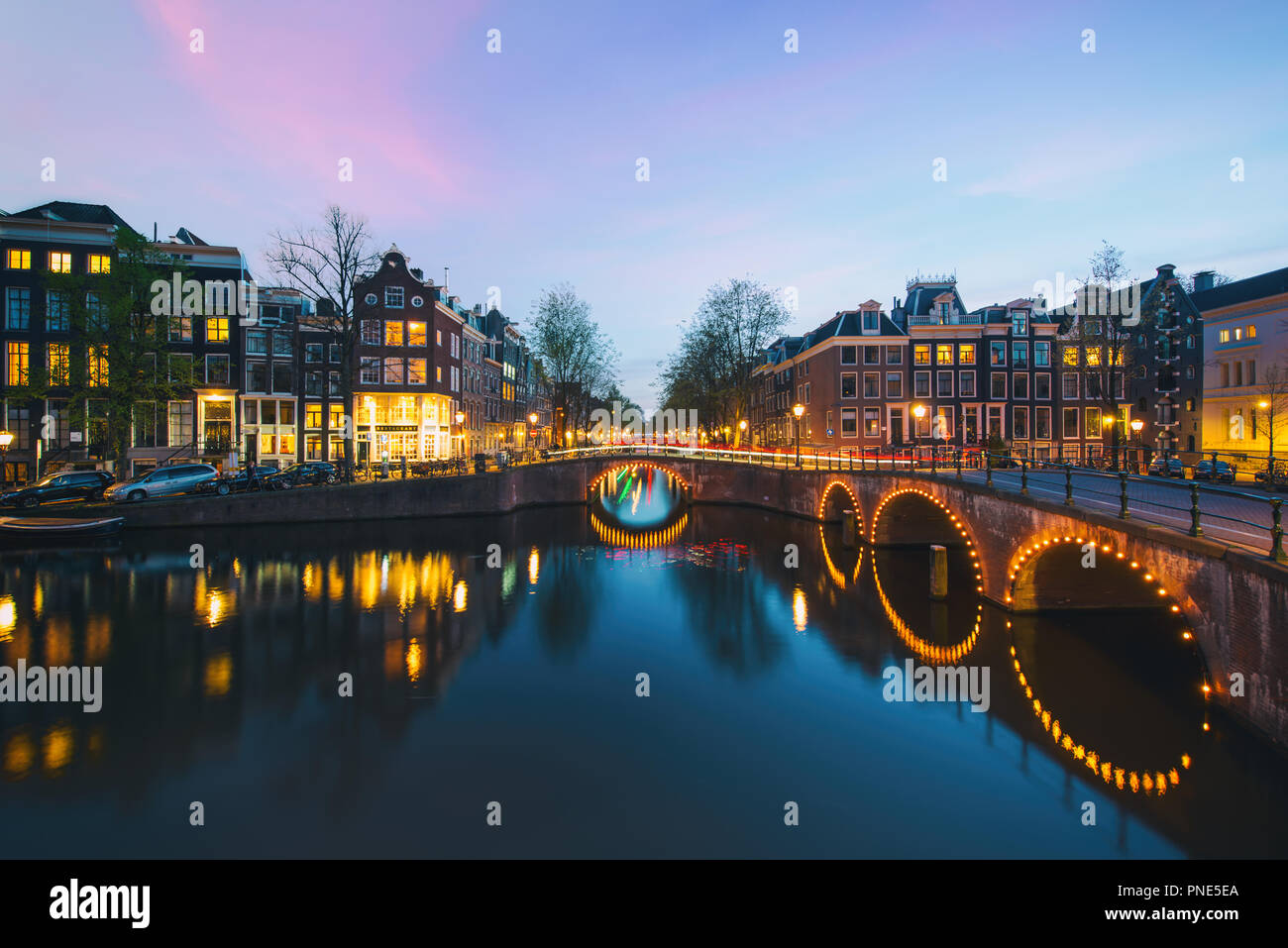Nacht Stadtansicht in Amsterdam, Niederlande. Kanal und typisch holländischen Häuser in der Nacht in Amsterdam, Niederlande Stockfoto