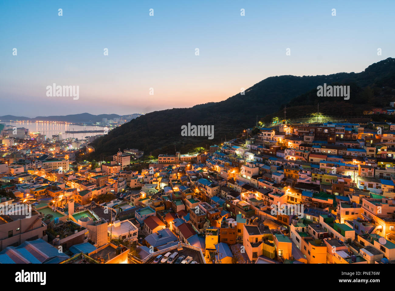 Gamcheon Kultur Dorf mit Häusern in Treppe gebildet - Mode auf dem Ausläufer einer küstengebirge in der Nacht in Busan, Südkorea. Stockfoto
