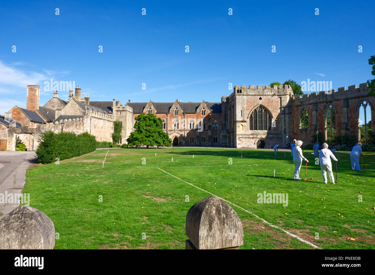 Meine Damen Krocket Spielen auf dem Rasen vor dem Haus im Palast des Bischofs, Wells, Somerset, UK. Stockfoto