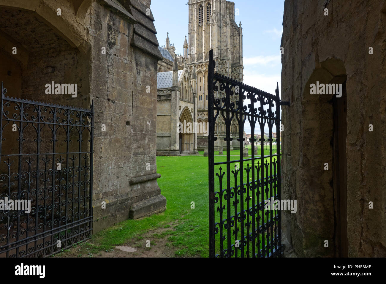 Unter der Brücke am nördlichen Ende des Wells Cathedral, Wells, Somerset. Stockfoto