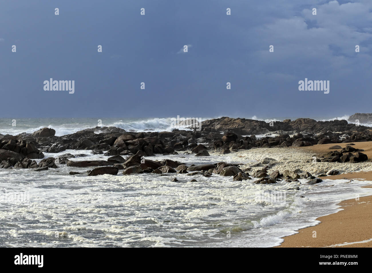 Felsigen Strand aus dem Norden Portugals vor dem Regen Stockfoto