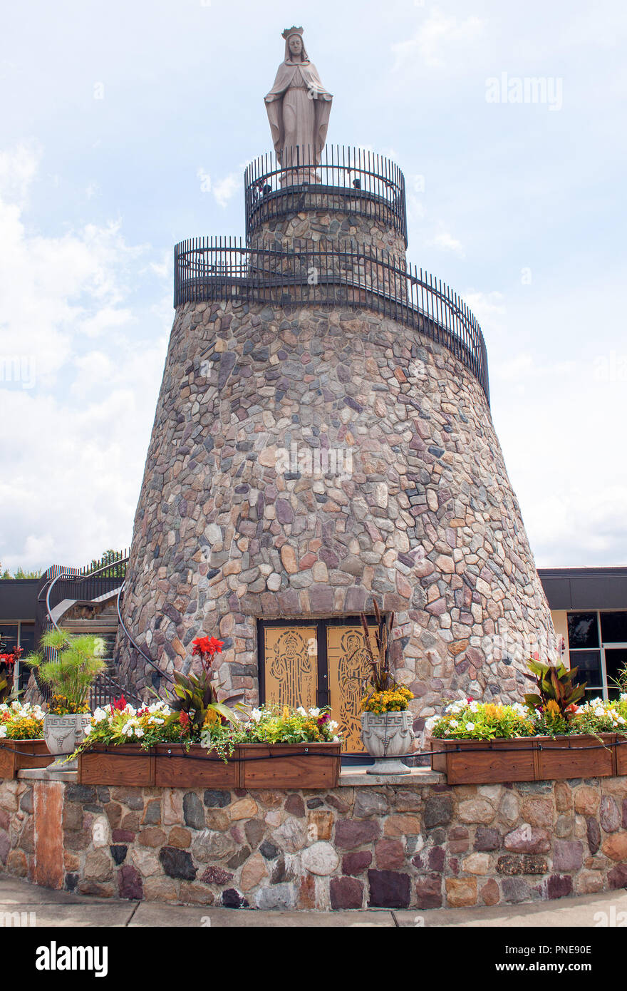 Der nationale Schrein unserer Lieben Frau vom Libanon in North Jackson, Ohio – hoch aufragende Statue und friedliches Gelände zu Ehren der marianischen Hingabe. Stockfoto