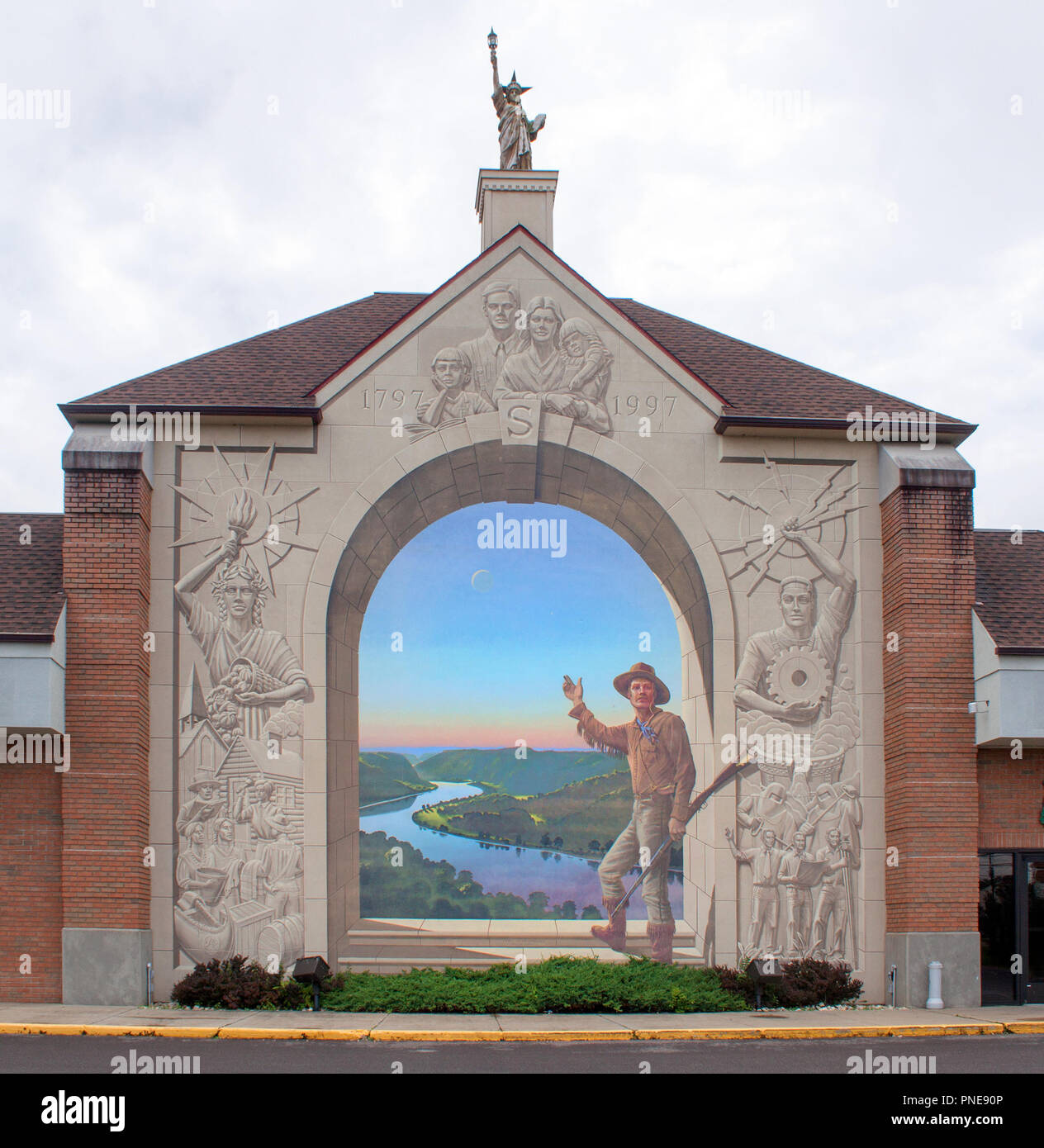 Pionier Days Wandgemälde in Steubenville, Ohio – farbenfrohe Hommage an die frühen Siedler, das Leben der Grenzgänger und die rauen Anfänge der Stadt. Stockfoto
