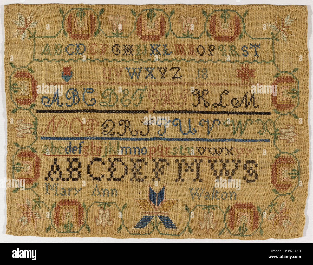 Sampler. Datum/Zeitraum: 1818. Sampler. Medium: Seide sticken auf Leinen Stiftung. Technik: bestickte in Kreuz, Zelt und Rokoko Stiche in Leinwandbindung Stiftung. Autor: Mary Ann Walton. Stockfoto