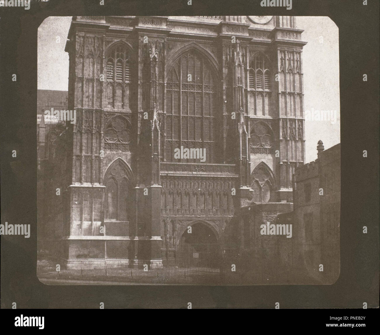 Die Westfassade der Westminster Abbey. Datum/Zeitraum: 1843. Gesalzene Papier drucken. Breite: 22,9 cm. Höhe: 18,6 cm (Blatt). Autor: Nicolaas Henneman. Stockfoto