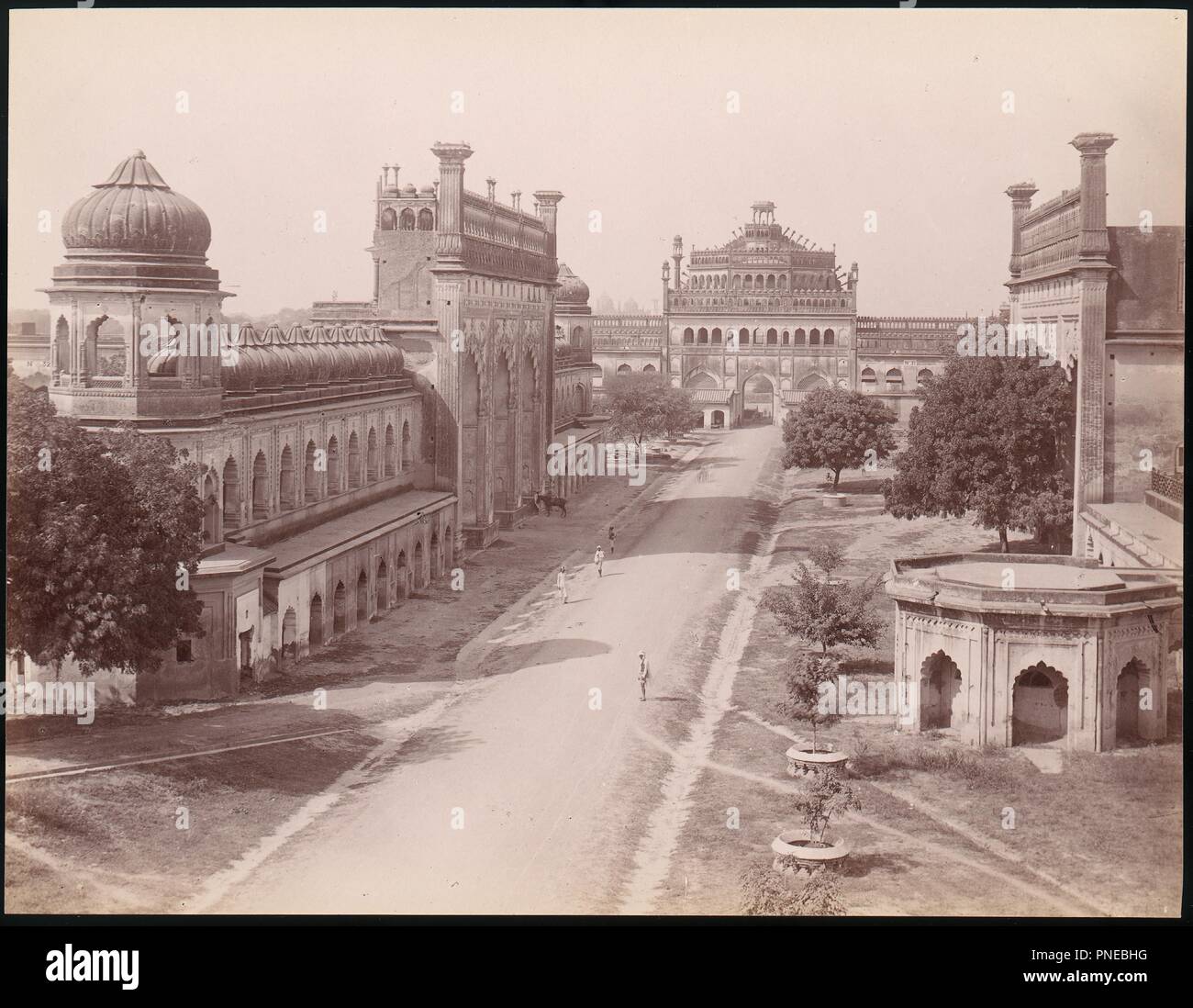 [Rumi Darwaza und Gateway des Bara Imambara (links) mit 'jawab' (Fax Gateway) gegenüber,]. Artist: Unbekannt. Abmessungen: 20,3 x 26,3 cm (8" x 10 3/8 in.). Datum: 1860s-70s. Museum: Metropolitan Museum of Art, New York, USA. Stockfoto