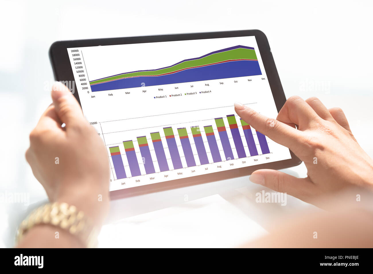 Nahaufnahme der Hand Analyse der eine Geschäftsfrau Grafik auf Digital Tablet Stockfoto