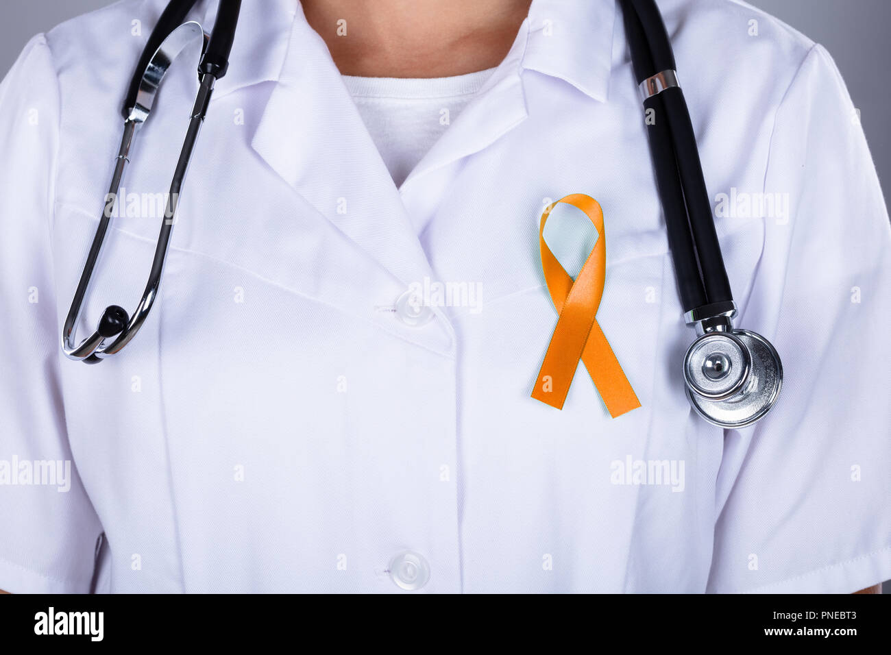 Nahaufnahme einer Gynäkologin mit Gebärmutterkrebs Awareness Ribbon Stockfoto