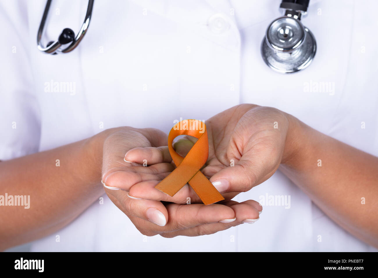 Nahaufnahme der Hand einer Ärztin mit Band Übersicht Gebärmutterkrebs Bewusstsein Stockfoto