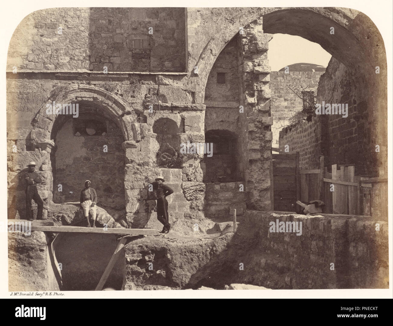 Ecce Homo Arch. Datum/Zeitraum: 1865. Drucken. Eiklar Silber. Höhe: 176 mm (6.92 in); Breite: 238 mm (9.37 in). Autor: Sgt. James M. McDonald. Stockfoto