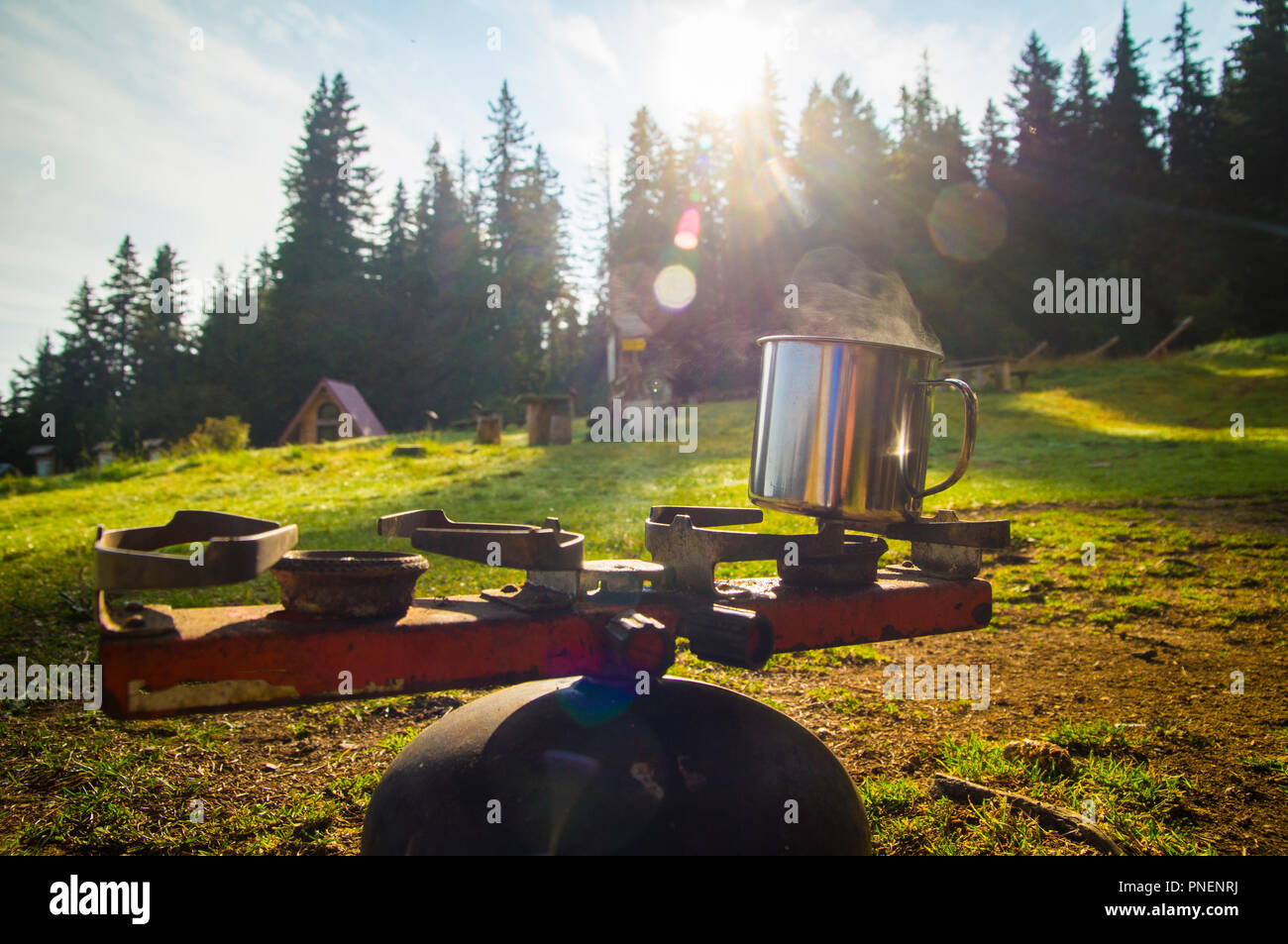 Kochendes Wasser im Berg für Tee und Kaffee mit Gas Stockfoto