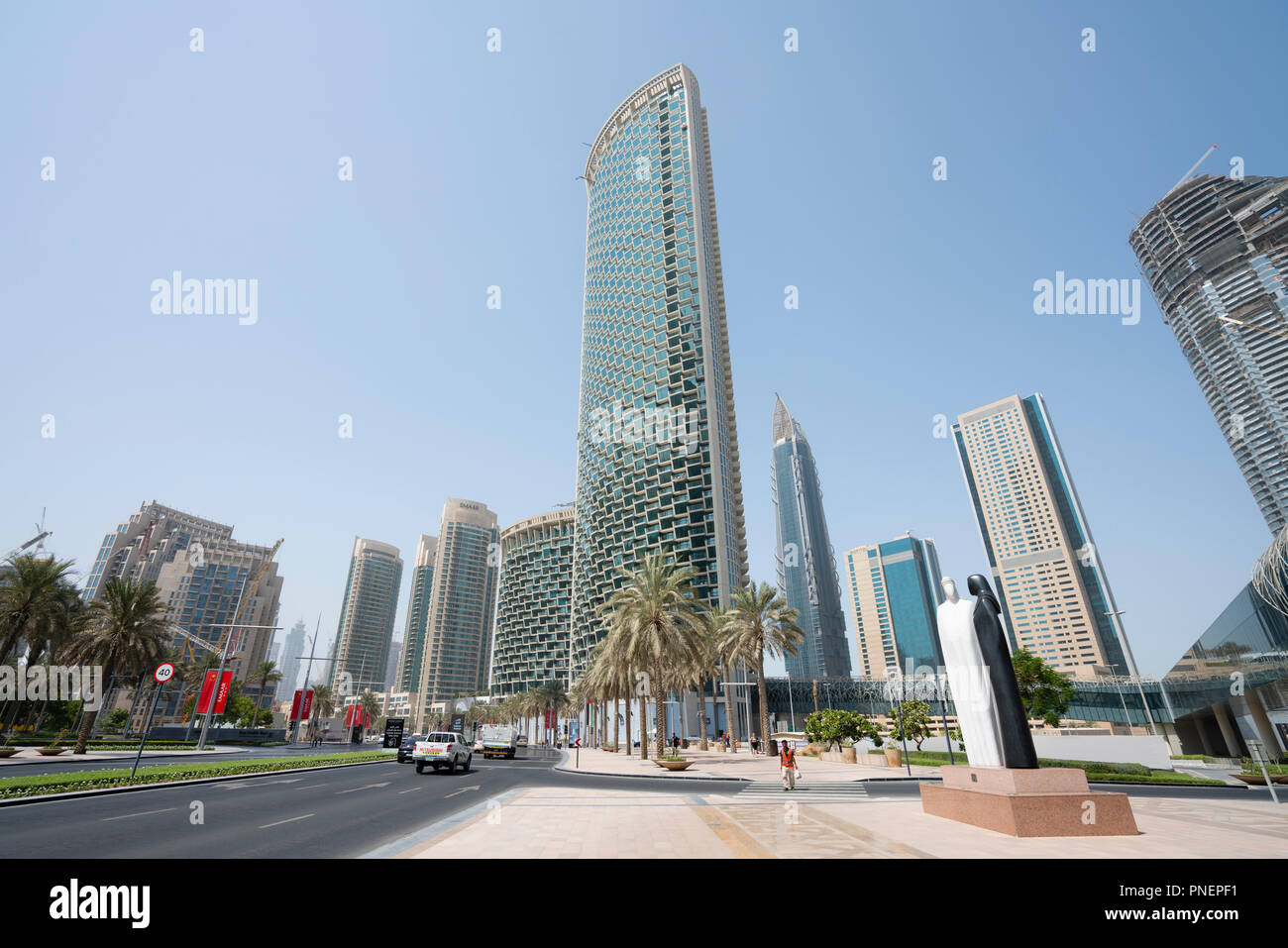 Anzeigen von Apartment Gebäuden auf dem Boulevard Straße in der Innenstadt von Dubai, VAE Stockfoto
