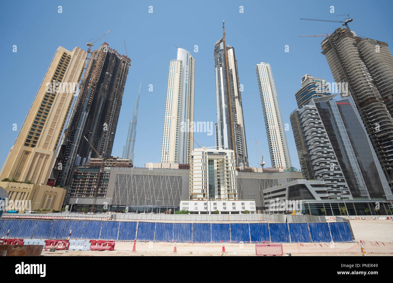 Ansicht der neuen high rise apartment Towers im Bau an Downtown Dubai, VAE, Vereinigte Arabische Emirate. Stockfoto