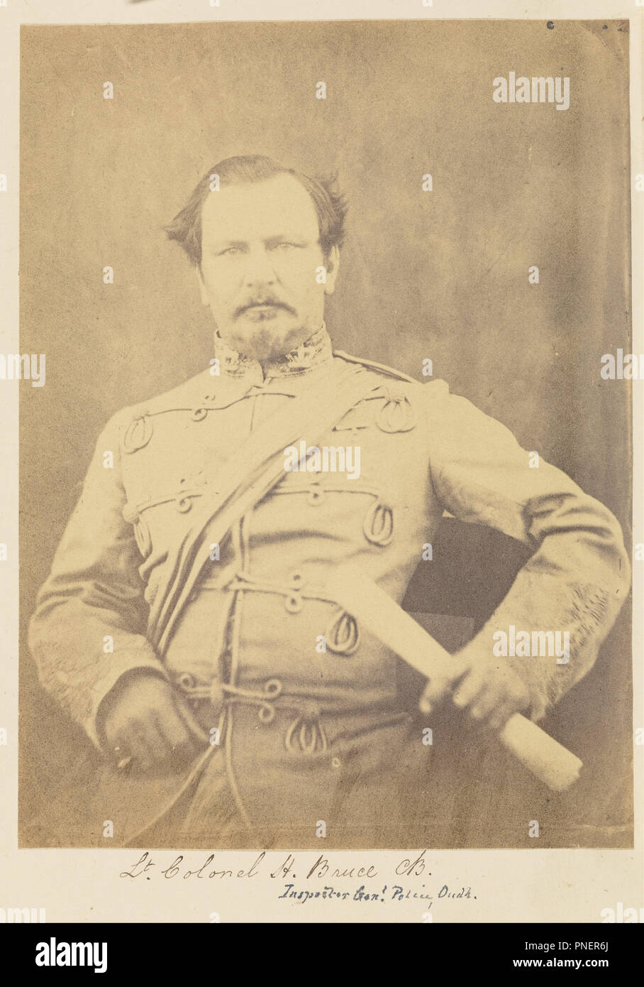 [Oberstleutnant H. Bruce, C.B., Generalinspektor der Polizei, Oudh]. Datum/Zeitraum: 1858 - 1859. Drucken. Eiklar Silber. Höhe: 187 mm (7.36 in); Breite: 140 mm (5.51 in). Thema: Felice Beato. Stockfoto