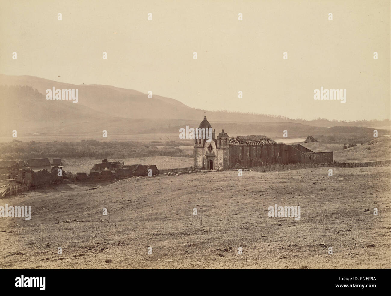 [Mission, San Carlos del Carmelo]]. Datum/Zeit: Ca. 1883. Drucken. Eiklar Silber. Höhe: 210 mm (8.26 in); Breite: 305 mm (12 in). Autor: Carleton Watkins. Stockfoto