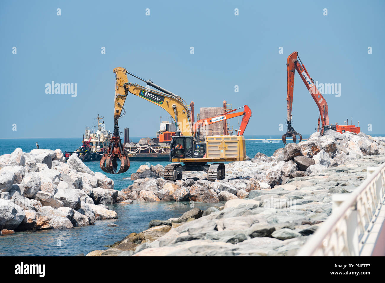 See Defense Bauarbeiten durch grosse Steine am Ufer auf der Palm Jumeirah in Dubai, Vereinigte Arabische Emirate, VAE platziert. Stockfoto