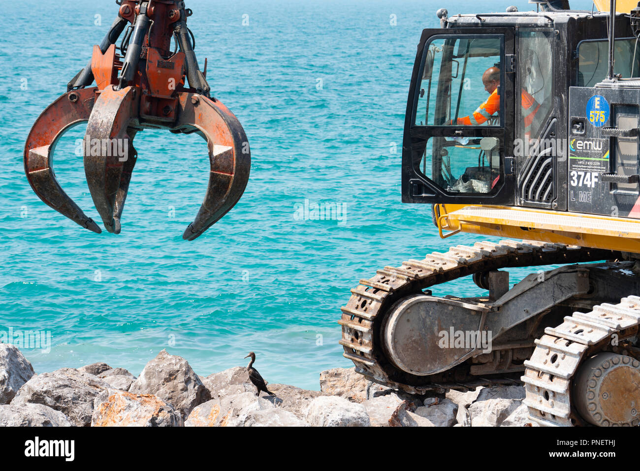 See Defense Bauarbeiten durch grosse Steine am Ufer auf der Palm Jumeirah in Dubai, Vereinigte Arabische Emirate, VAE platziert. Stockfoto