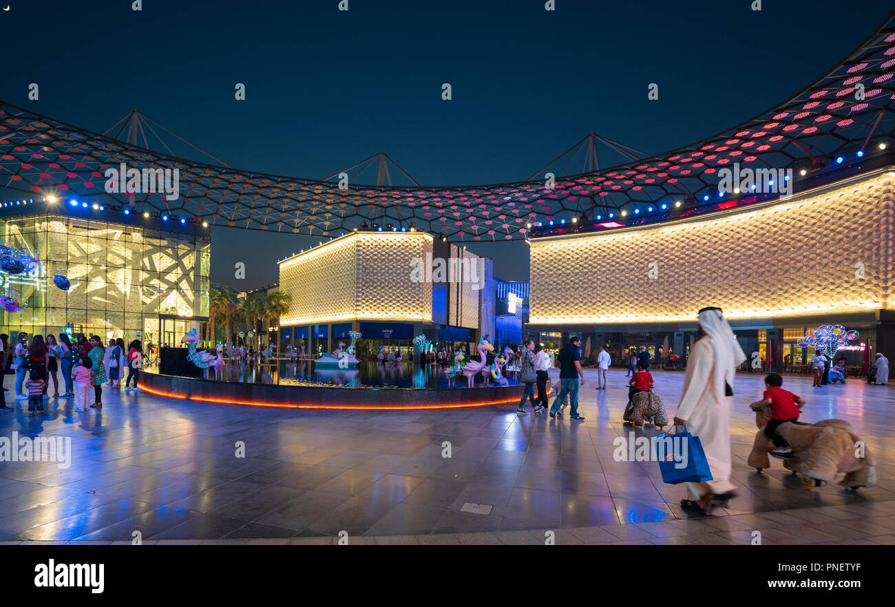 Nacht im neuen modernen City Walk Shopping District in Dubai, Vereinigte Arabische Emirate. Stockfoto