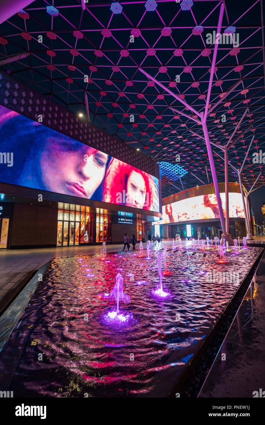 Nacht im neuen modernen City Walk Shopping District in Dubai, Vereinigte Arabische Emirate. Stockfoto