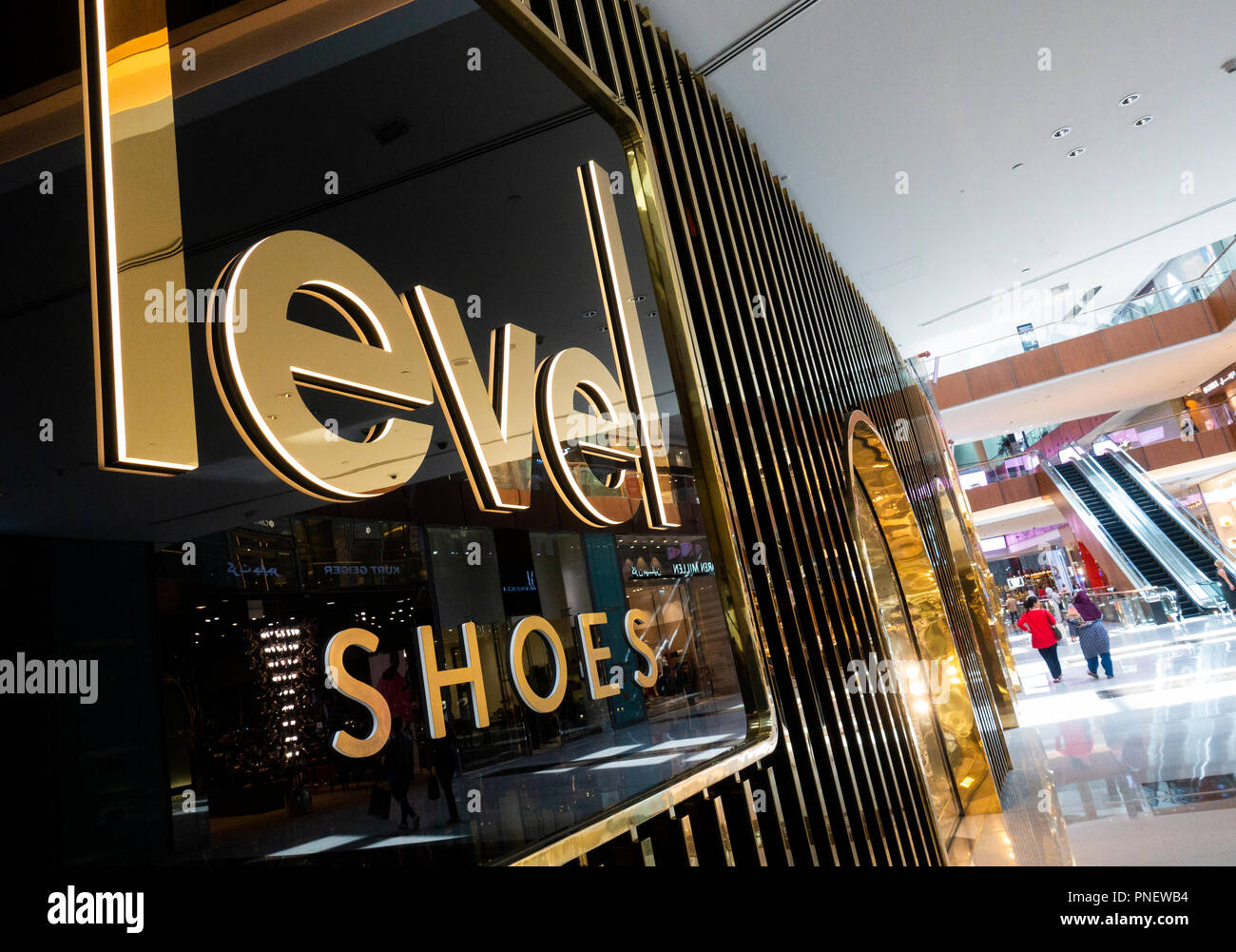 Ebene Schuhe Luxus shoe Department Store in der Dubai Mall, VAE, Vereinigte Arabische Emirate Stockfoto