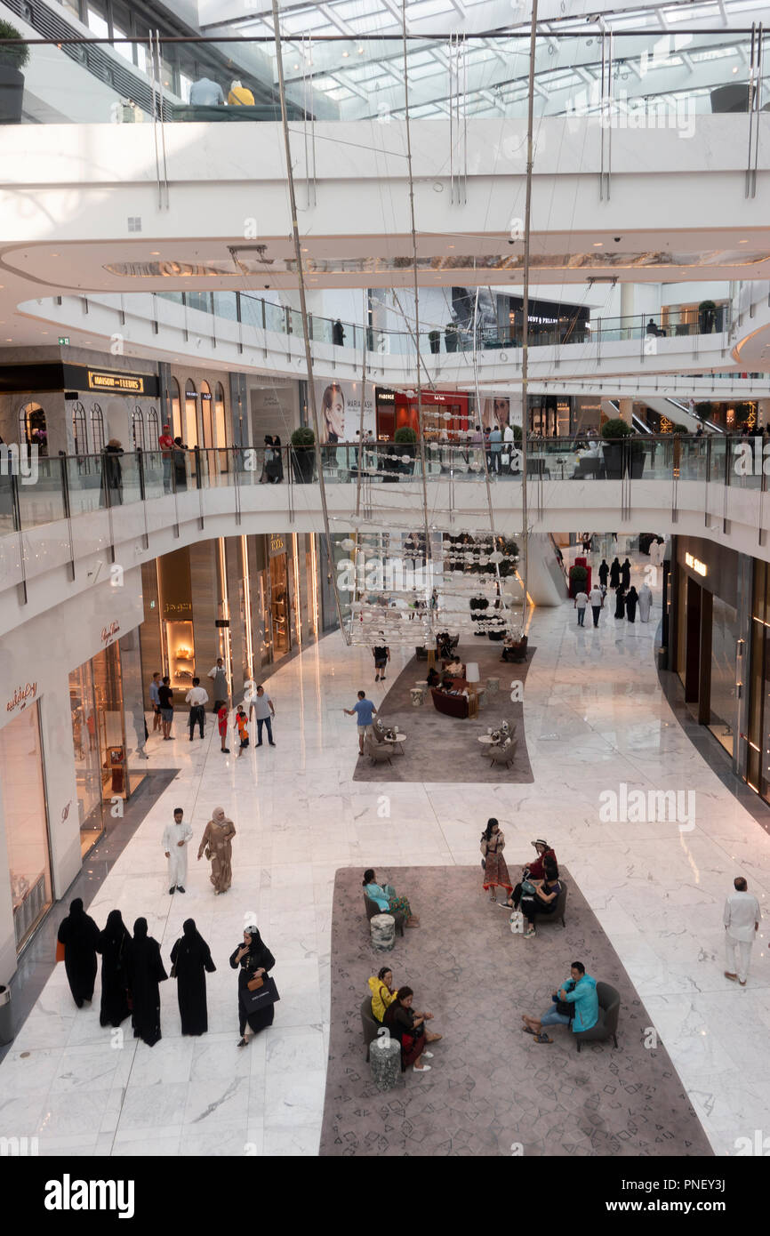 Innenraum der neuen Erweiterung der Dubai Mall, der Fashion Avenue, Gehäuse high-end Geschäfte und Einkaufszentren mit Luxus Marken, in Dubai, vereinigte arabische Emirat Stockfoto