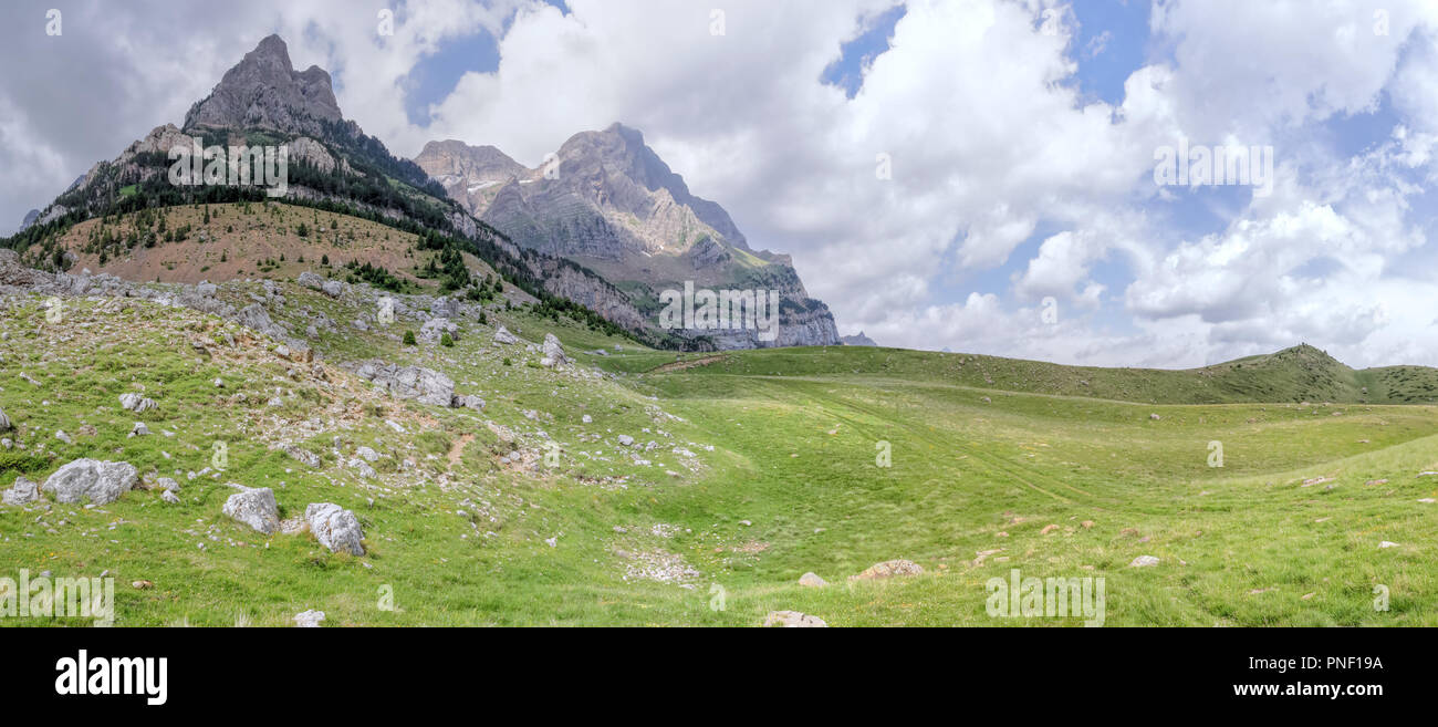 Die Berge und das Massiv entlang der grünen Pfad zur Piedrafita de Jaca See in den aragonesischen Pyrenäen Stockfoto