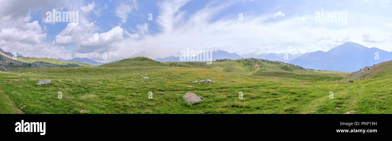 Die Berge und das Massiv entlang der grünen Pfad zur Piedrafita de Jaca See in den aragonesischen Pyrenäen Stockfoto