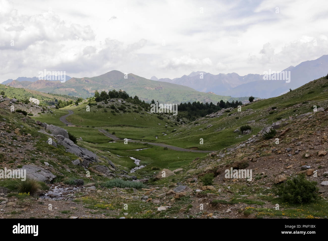 Die Berge und das Massiv entlang der grünen Pfad zur Piedrafita de Jaca See in den aragonesischen Pyrenäen Stockfoto