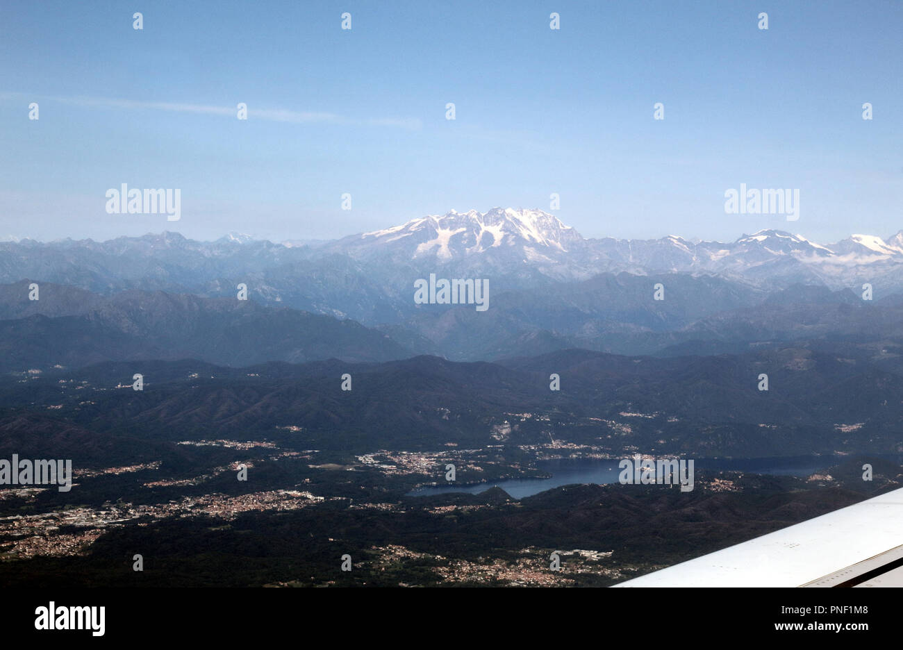 Ein areal Landschaft der Poebene (Pianura Padana) mit Wälder, Berge, Felder und Städte, wie vom Flugzeug aus gesehen Stockfoto