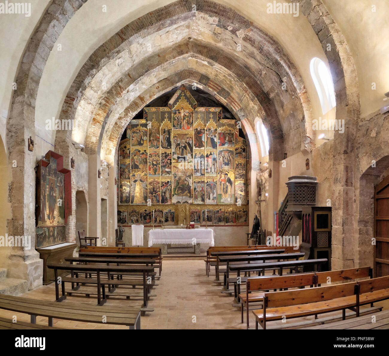 Die einschiffige Kirche Saint Blaise (Iglesia de San Blas), mit einem perfekt conservated Altargemälde gotische Malerei hinter dem Altar, in Anento, Spanien Stockfoto
