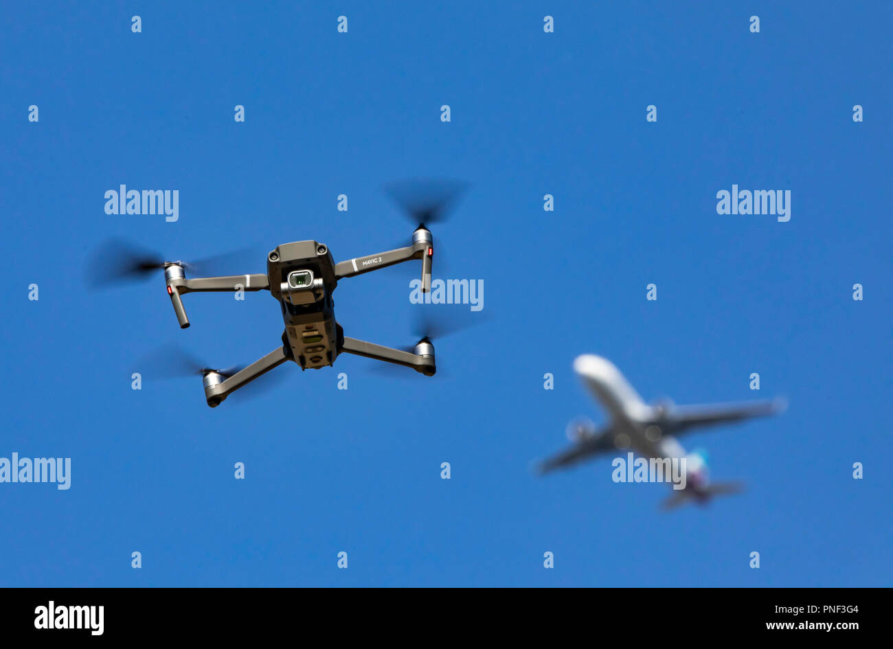 Drone, quadrocopter, DJI Mavic2 PRO, Fliegen, oben ein Passagierflugzeug in ein Ansatz zu einem Flughafen, Stockfoto