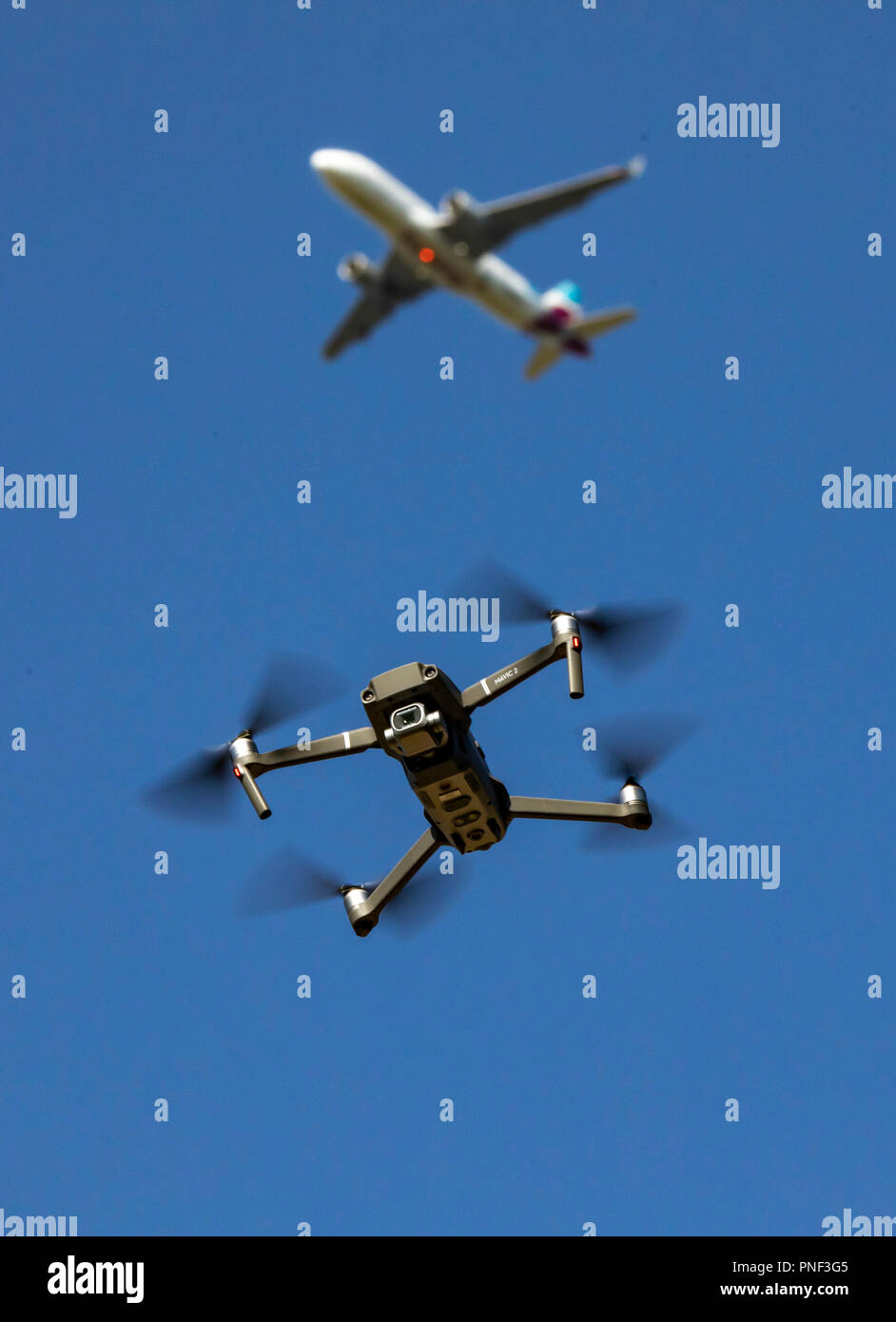 Drone, quadrocopter, DJI Mavic2 PRO, Fliegen, oben ein Passagierflugzeug in ein Ansatz zu einem Flughafen, Stockfoto