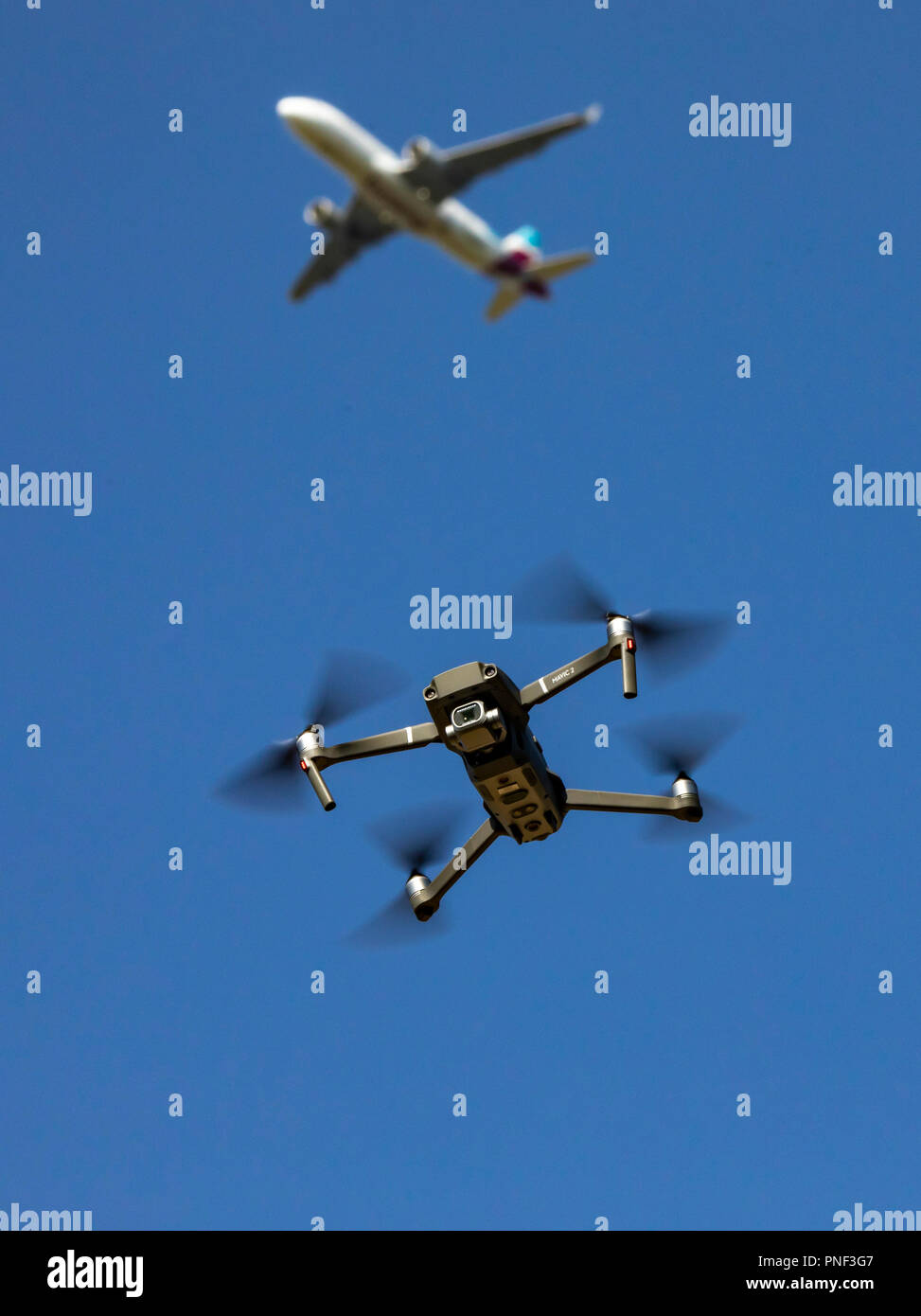 Drone, quadrocopter, DJI Mavic2 PRO, Fliegen, oben ein Passagierflugzeug in ein Ansatz zu einem Flughafen, Stockfoto