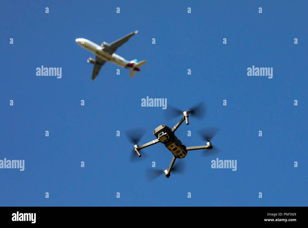 Drone, quadrocopter, DJI Mavic2 PRO, Fliegen, oben ein Passagierflugzeug in ein Ansatz zu einem Flughafen, Stockfoto